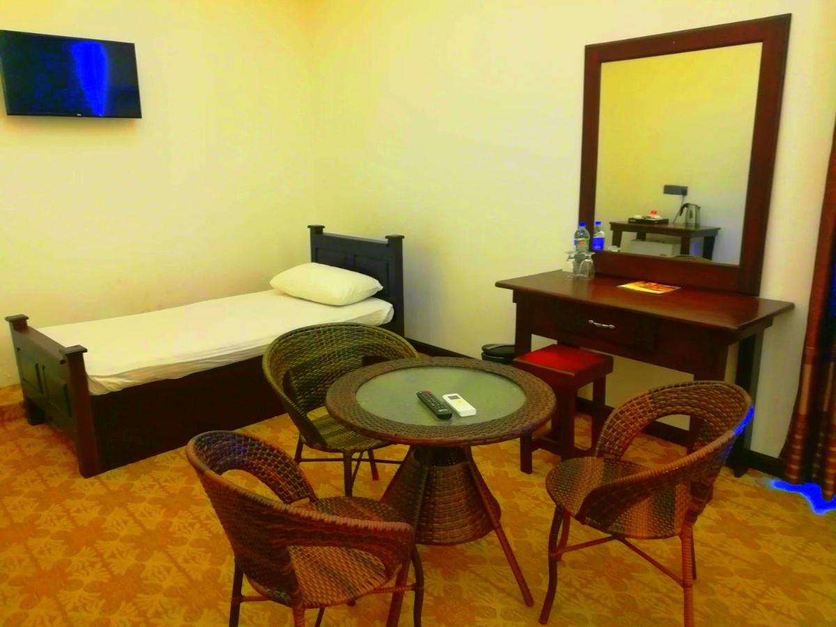 Euro Star Hotel Katunayaka Extérieur photo